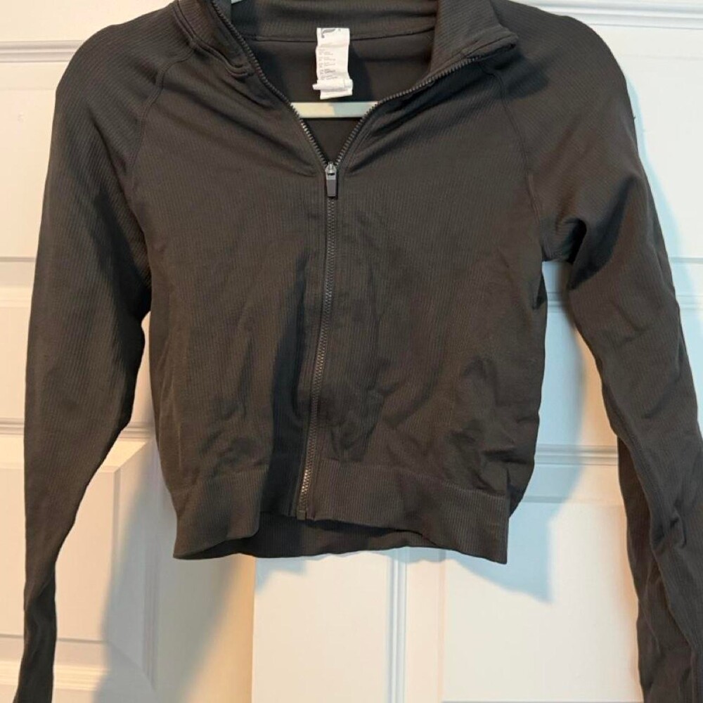 Black Fabletics cropped zip up jacket in size M. Nylon & elastane blend. #active
